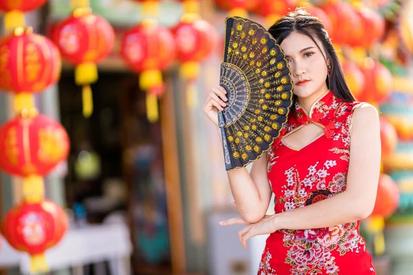 Retrato Bonito Sorrisos Asiático Jovem Mulher Vestindo Vermelho Tradicional Chinês — Fotografia de Stock