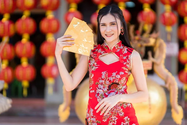 Retrato Hermosas Sonrisas Mujer Joven Asiática Vistiendo Rojo Tradicional Chino — Foto de Stock
