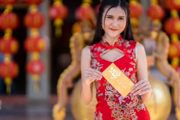 봉투를 축제를 아시아 소녀의 아름다운 — 스톡 사진