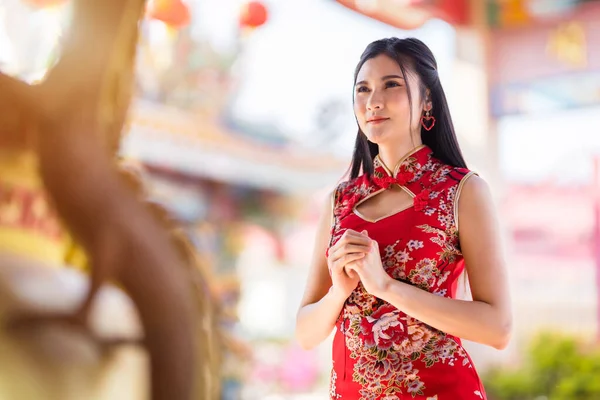 Schöne Asiatische Junge Frau Roter Traditioneller Chinesischer Cheongsam Dekoration Ständer — Stockfoto