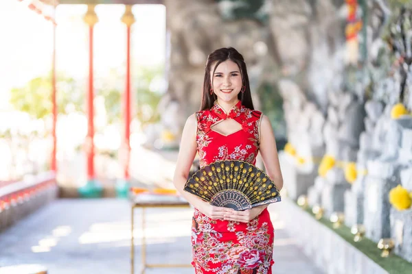 Porträt Schöne Lächelt Asiatische Junge Frau Trägt Rote Traditionelle Chinesische — Stockfoto