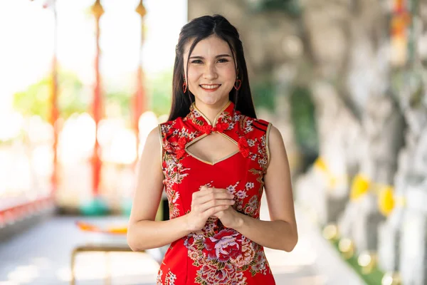 Porträt Schöne Lächelt Asiatische Junge Frau Trägt Rote Traditionelle Chinesische — Stockfoto