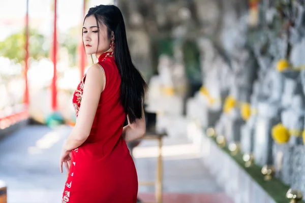 Senyum Indah Potret Wanita Muda Asia Mengenakan Merah Dekorasi Cheongsam — Stok Foto