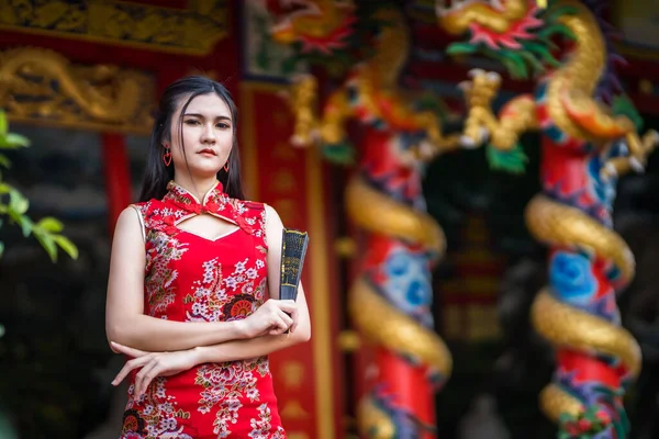 Porträt Schöne Lächelt Asiatische Junge Frau Trägt Rote Traditionelle Chinesische — Stockfoto
