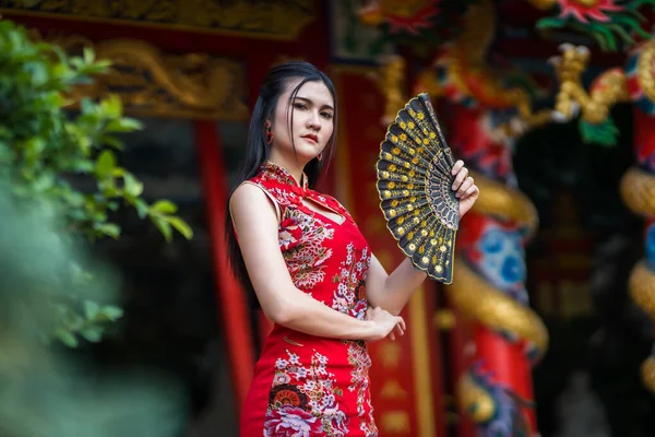 Retrato Bonito Sorrisos Asiático Jovem Mulher Vestindo Vermelho Tradicional Chinês — Fotografia de Stock