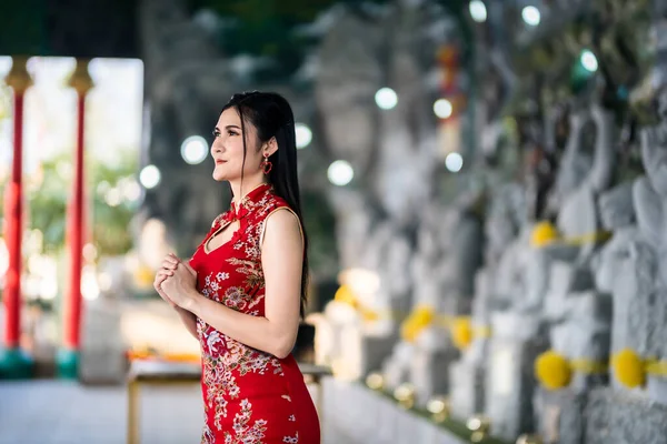 Retrato Hermosas Sonrisas Mujer Joven Asiática Vistiendo Rojo Tradicional Chino — Foto de Stock