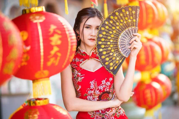 Porträt Schöne Lächelt Asiatische Junge Frau Trägt Rote Traditionelle Chinesische — Stockfoto