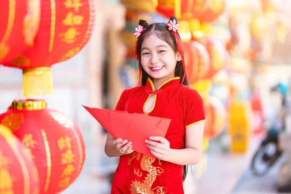 Asiatisches Mädchen Roter Traditioneller Chinesischer Cheongsam Dekoration Mit Roten Umschlägen — Stockfoto