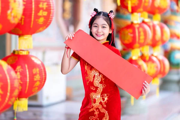 Klein Aziatisch Meisje Dragen Rode Traditionele Chinese Cheongsam Decoratie Tonen — Stockfoto