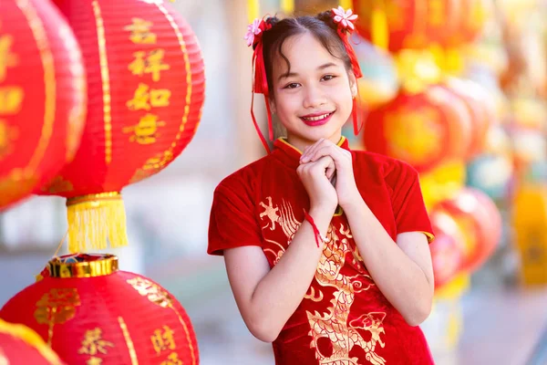 Retrato Hermosas Sonrisas Pequeña Linda Chica Asiática Con Rojo Tradicional —  Fotos de Stock