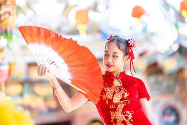 Porträtt Vackra Leenden Söt Liten Asiatisk Flicka Bär Röd Traditionell — Stockfoto