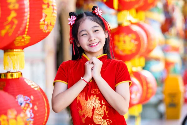 Маленькая Милая Азиатская Девочка Традиционном Китайском Чонгсам Красный Бумажными Фонарями — стоковое фото