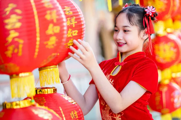 Красива Усмішка Маленької Дівчинки Примхливої Азіатки Червоному Китайському Чунсам Червоному — стокове фото