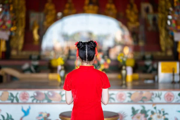 Vacker Söt Liten Asiatisk Ung Kvinna Bär Röd Traditionell Kinesisk — Stockfoto