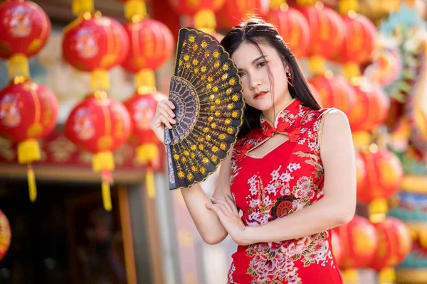 Портрет Красивый Улыбается Азиатская Молодая Женщина Красном Традиционном Китайском Чонгсам — стоковое фото