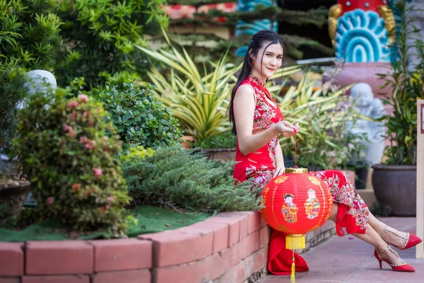 Азійка Одягнена Червоний Традиційний Китайський Чінгсам Тримає Паперові Ліхтарі Китайським — стокове фото
