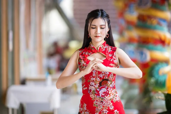 상복을 기념행사에 아시아인 여성의 아름다운 — 스톡 사진