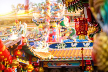 Çin Yeni Yıl Festivali için kırmızı fener süslemesi Çin türbesindeki antik Çin sanatı üzerine yazılan kutsama bir şans kutsaması Tayland halka açık bir yerdir.