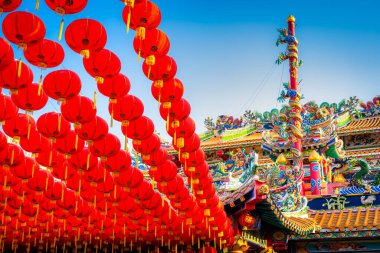 Çin Yeni Yıl Festivali için Çin tapınağında kırmızı fener süslemesi Çin alfabesindeki Çin alfabesiyle kutsanmış antik Çin sanatı Tayland 'da halka açık bir yerdir.