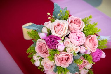 Sevgililer günü konsepti, bir buket kırmızı ve pembe gül Masa yemeğinin üzerine koy Restoranın arka planında