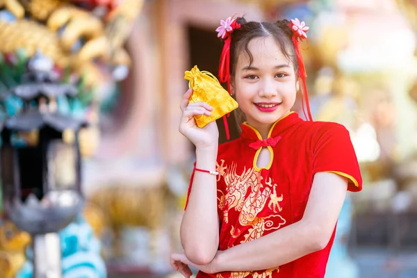 Retrato Hermosas Sonrisas Linda Niña Asiática Vistiendo Rojo Tradicional Chino — Foto de Stock