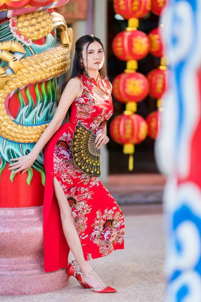 Retrato Hermosas Sonrisas Mujer Joven Asiática Vestida Rojo Tradicional Chino — Foto de Stock