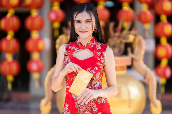 Porträtt Asiatisk Ung Kvinna Bär Röd Traditionell Kinesisk Cheongsam Dekoration — Stockfoto