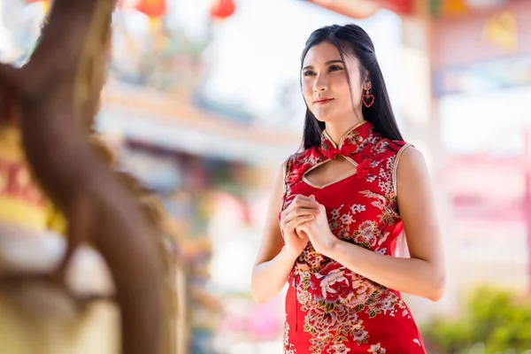 Schöne Asiatische Junge Frau Roter Traditioneller Chinesischer Cheongsam Dekoration Ständer — Stockfoto