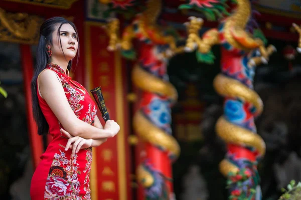 Retrato Bonito Sorrisos Asiático Jovem Mulher Vestindo Vermelho Tradicional Chinês — Fotografia de Stock