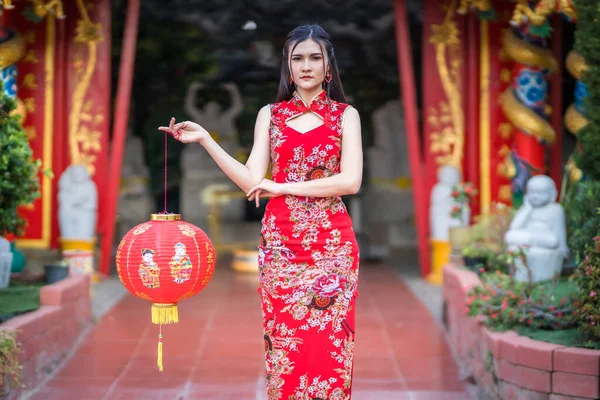 Ασιάτισσα Γυναίκα Φορώντας Κόκκινο Παραδοσιακό Κινέζικο Cheongsam Διακόσμηση Κρατήσει Φανάρια — Φωτογραφία Αρχείου