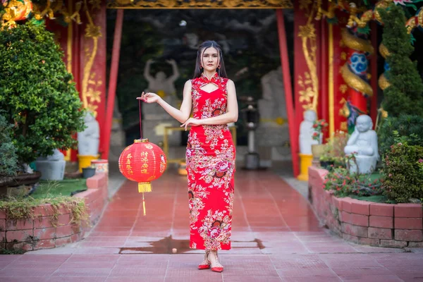 Asiatische Frau Roten Traditionellen Chinesischen Cheongsam Dekoration Halten Papierlaternen Mit — Stockfoto