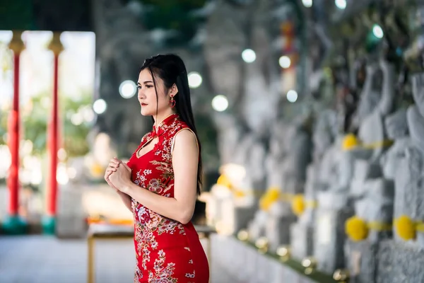 Όμορφη Ασιατική Νεαρή Γυναίκα Φορώντας Κόκκινο Παραδοσιακό Κινέζικο Cheongsam Διακόσμηση — Φωτογραφία Αρχείου