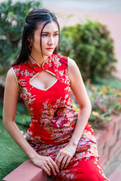 Porträt Schöne Lächelt Asiatische Junge Frau Trägt Rote Traditionelle Chinesische — Stockfoto