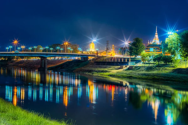 Свет Реке Нан Мосту Наресуан Чеди Ват Ратчабурана Пранг Ват — стоковое фото
