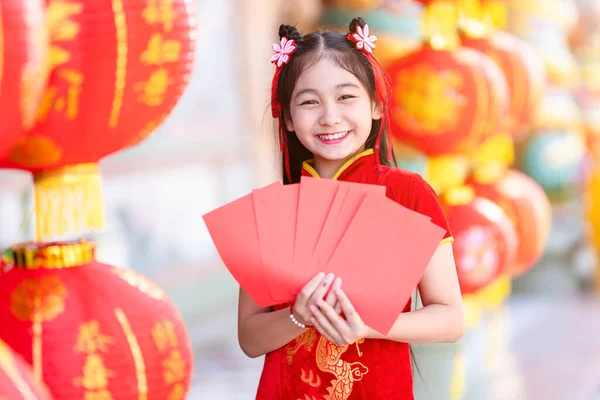 Chica Asiática Vistiendo Rojo Tradicional Chino Cheongsam Decoración Sosteniendo Sobres —  Fotos de Stock