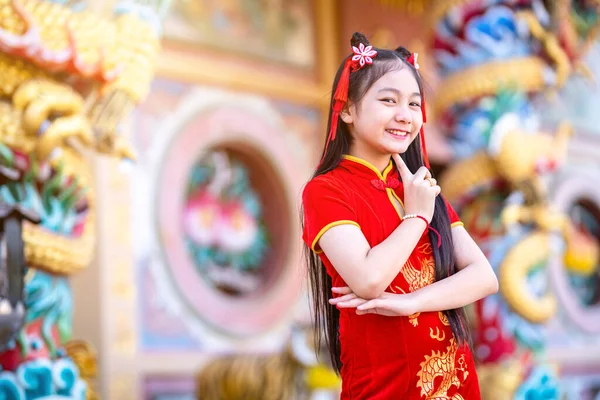 중국의 전통적 중국의 장식을 아시아 소녀가 중국의 성지에서 기념행사에서 아름다운 — 스톡 사진