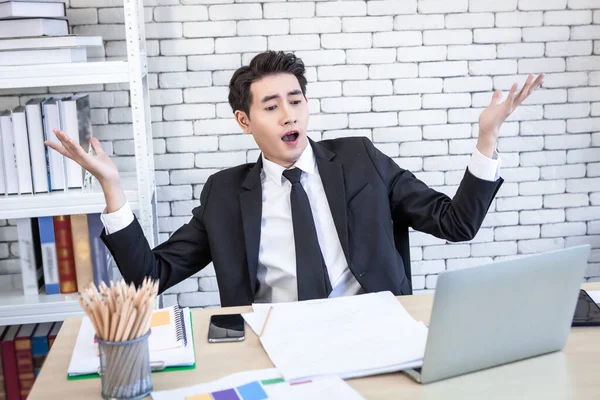 Asiatisk Ung Stilig Affärsman Har Överraskat Bärbar Dator Och Dokument — Stockfoto