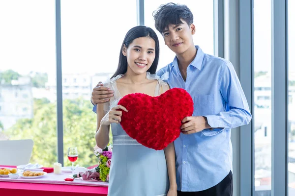 Valentinstag Konzept Asiatisch Junges Glückliches Süßes Verliebtes Paar Hält Rotes — Stockfoto