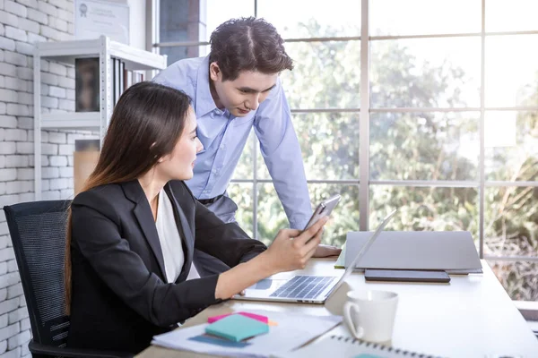 Unternehmensleitung Junge Asiatische Geschäftsmann Und Coaching Persönliche Sekretärin Assistentin Geschäftsfrau — Stockfoto