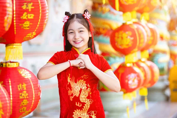 Pequeña Linda Chica Asiática Con Cheongsam Tradicional Chino Rojo Con —  Fotos de Stock