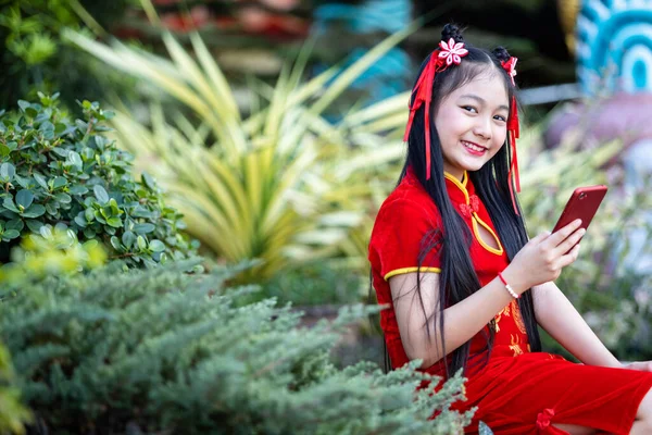 Porträtt Vackra Leenden Söt Liten Asiatisk Flicka Bär Röd Traditionell — Stockfoto