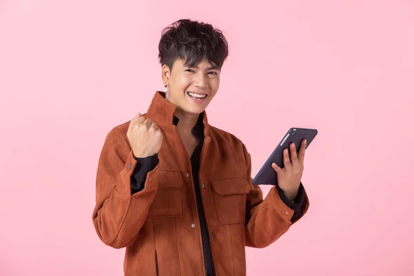 Éxito Express Alegría Asiática Hombre Guapo Joven Usando Una Tableta — Foto de Stock