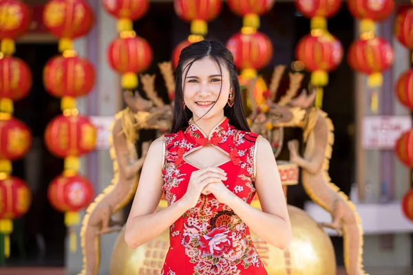 아름다운 아시아인젊은 중국의 장식품서서 중국의 기념행사에서 위해기도 — 스톡 사진