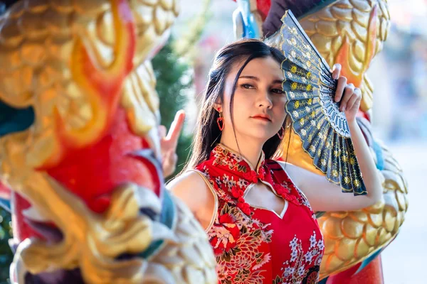 Retrato Hermosas Sonrisas Mujer Joven Asiática Vestida Rojo Tradicional Chino — Foto de Stock