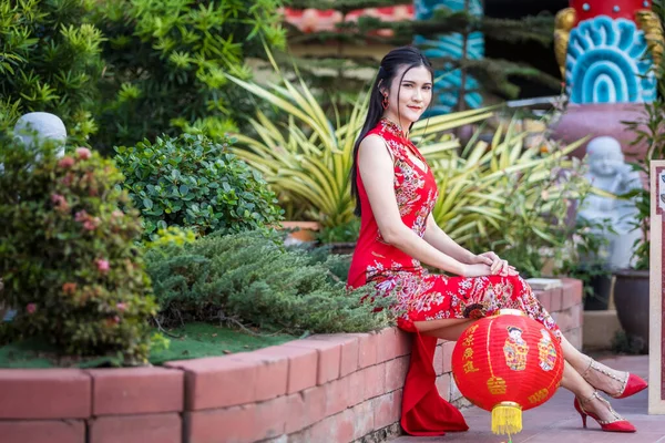 Asiatische Frau Roten Traditionellen Chinesischen Cheongsam Dekoration Halten Papierlaternen Mit — Stockfoto