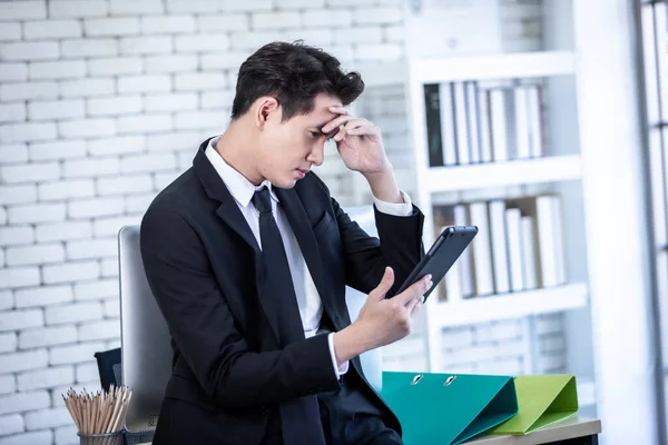 Stresli Adamı Bir Tabletle Çalışıyordu Ofis Arka Planında Kaybından Sonra — Stok fotoğraf