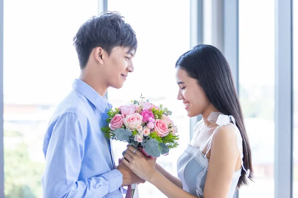 バレンタインデーのコンセプト アジアの若い幸せな甘いカップルが赤とピンクのバラの花束を持って昼食後レストランの背景で 愛の物語のカップル — ストック写真