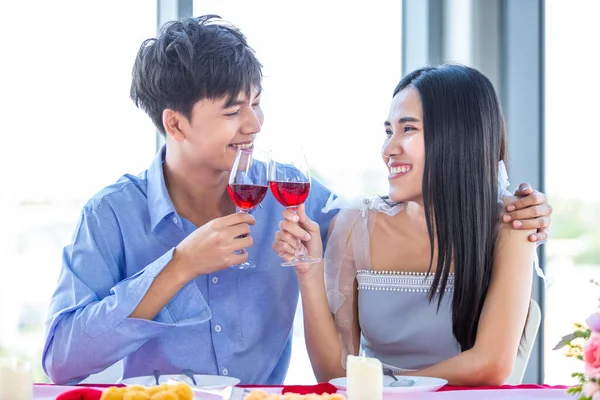 Valentinstag Konzept Happy Asian Young Sweet Couple Beim Romantischen Mittagessen — Stockfoto