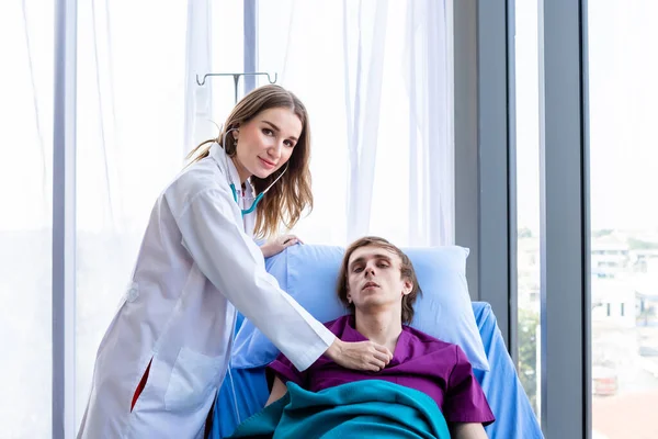 Médico Feminino Com Mãos Verificar Examinando Seu Pulso Para Paciente — Fotografia de Stock