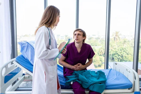 Médico Feminino Com Mãos Verificar Paciente Homem Ter Obtido Uma — Fotografia de Stock